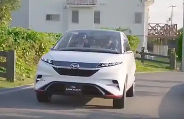 Foto - VIDEO: Daihatsu DN Multisix Melintasi Jalan Raya