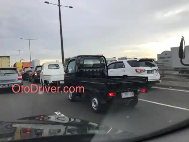 Foto - SPY SHOT: Daihatsu Hi-Max Kepergok Di Tol Jakarta