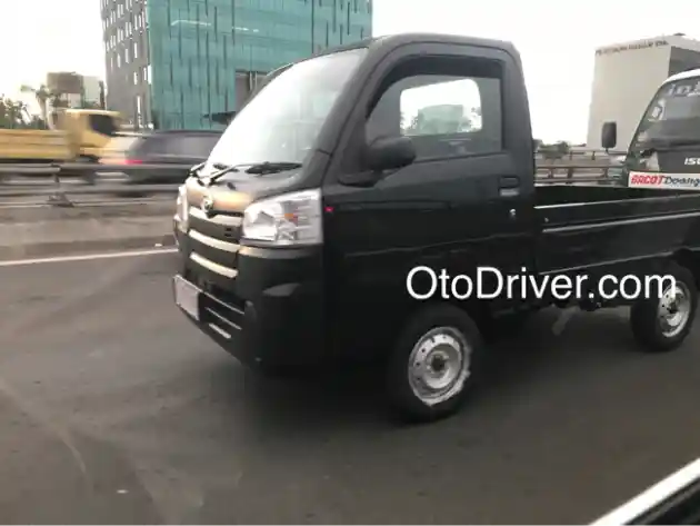 Foto - SPY SHOT: Daihatsu Hi-Max Kepergok Di Tol Jakarta