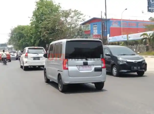 Foto - Daihatsu Tanto Kepergok Sedang Dites di Karawang