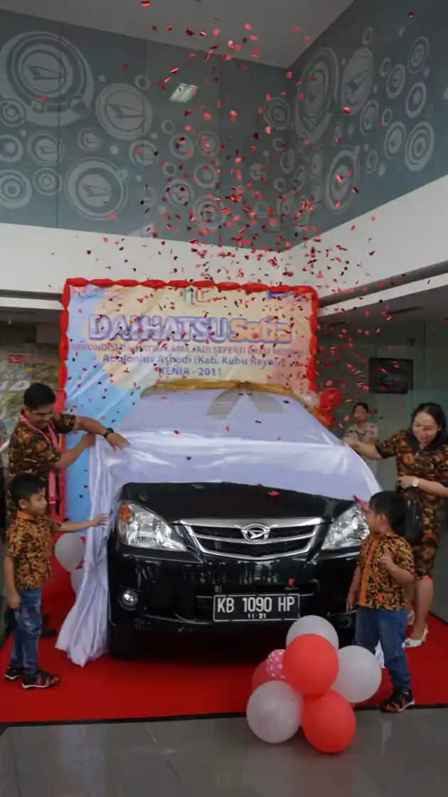 Foto - Daihatsu Rekondisi Gratis 8 Mobil Konsumennya di Pontianak