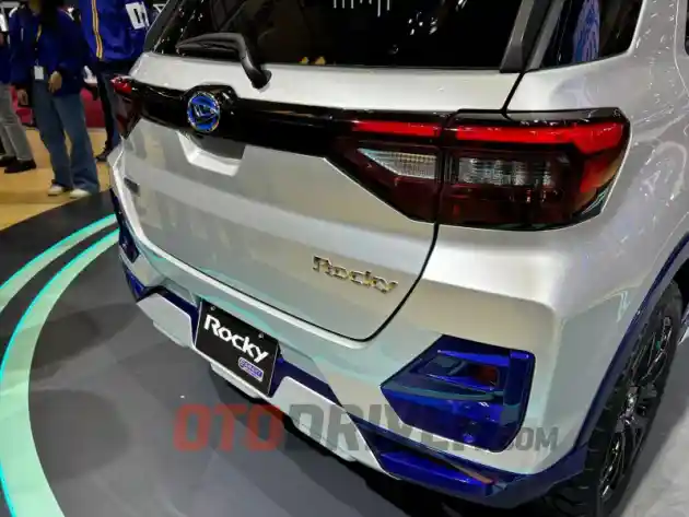 Foto - Rocky Hybrid Curi Perhatian di Booth Daihatsu GIIAS, Sayang Belum Dijual