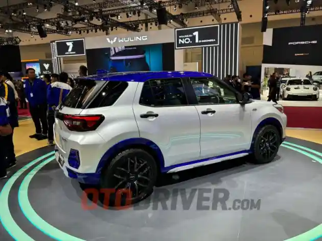 Foto - Rocky Hybrid Curi Perhatian di Booth Daihatsu GIIAS, Sayang Belum Dijual