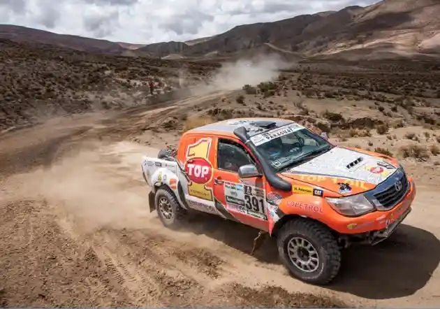 Foto - Toyota Hilux Berlogo Top 1 Ini Selesaikan Rally Dakar 2017 Tanpa Masalah