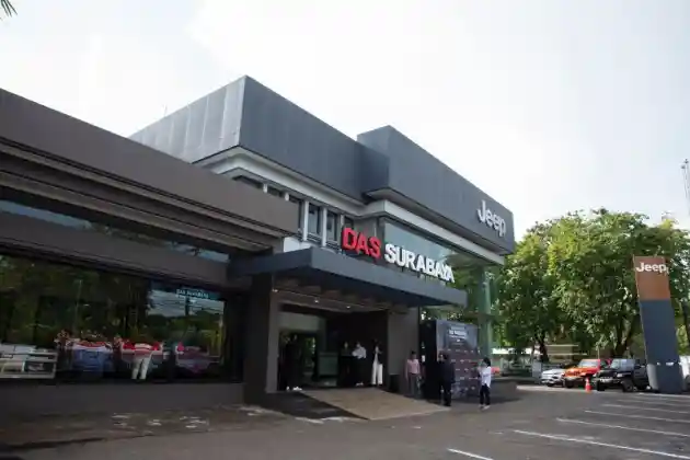 Foto - Jeep Kembali Buka Dealer Resmi, Kali Ini Bertempat di Surabaya. Apa Saja Fasilitasnya?