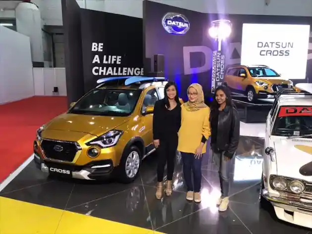 Foto - Datsun Cross Bisa Angkut Papan Selancar? Ini Kata Peselancarnya