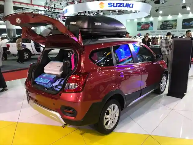 Foto - Datsun Cross Bisa Angkut Papan Selancar? Ini Kata Peselancarnya