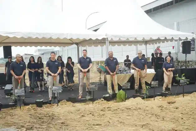 Foto - Gas Pol, Pabrik Baru Daimler Truck Di Cikarang