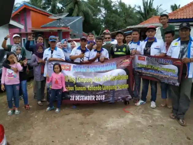 Foto - Komunitas Suzuki Ertiga Berikan Bantuan Langsung Pada Korban Tsunami Selat Sunda