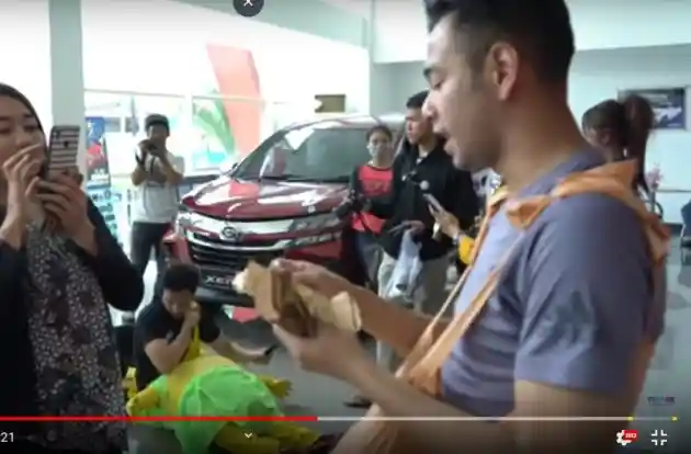 Foto - Dealer Daihatsu Tak Usir Badut yang Niat Beli Mobil