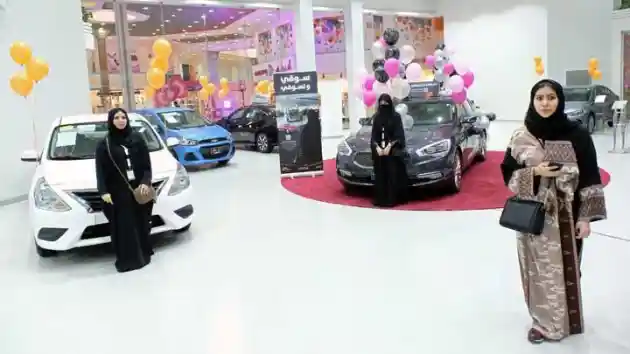 Foto - Boleh Mengemudi, Kini Hadir Dealer Mobil Khusus Wanita di Arab