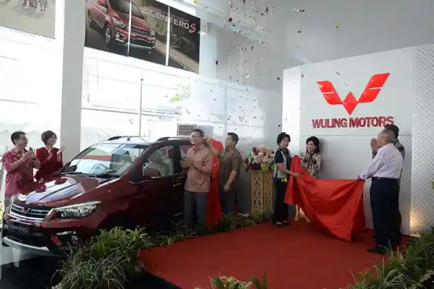 Foto - Wuling Untuk Pertama Kalinya Pamer Dealer Resmi!