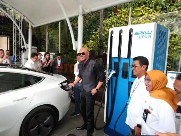 Foto - Deddy Corbuzier Sempat Direpotkan Mobil Listrik Selama Sebulan