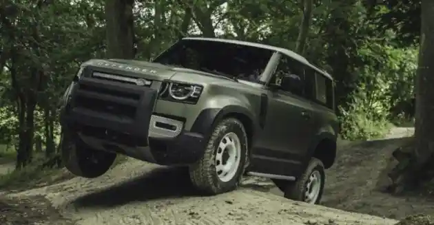 Foto - All New Land Rover Defender Tetap Jadi SUV 4x4 Sejati