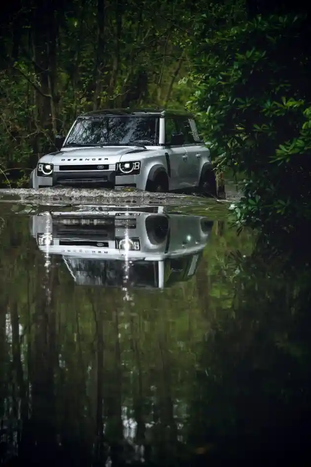 Foto - All New Land Rover Defender Tetap Jadi SUV 4x4 Sejati