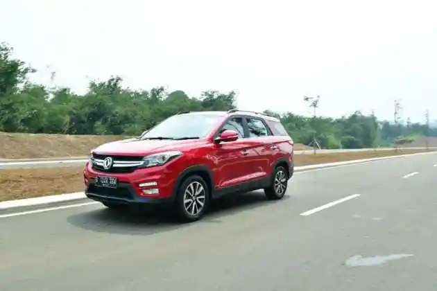 Foto - SUV DFSK Diskon Rp 15 Juta