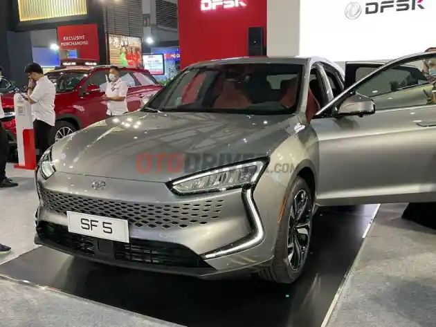 Foto - DFSK Pamerkan Mobil Listrik Modern di IIMS 2022