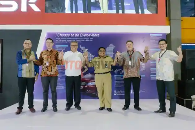 Foto - DFSK Borong Penghargaan di GIIAS Makassar, Ratusan Orang Test Drive Glory 580