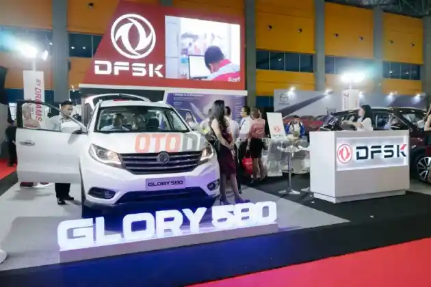 Foto - DFSK Borong Penghargaan di GIIAS Makassar, Ratusan Orang Test Drive Glory 580