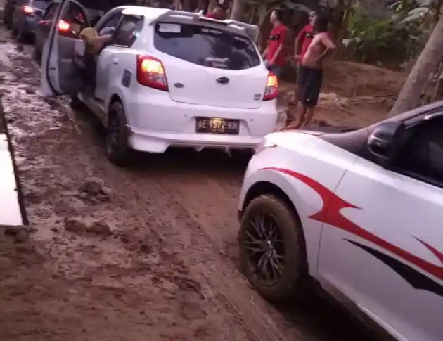 Foto - Datsun Go+ Community Indonesia Tembus Lokasi Bencana Alam di Pacitan