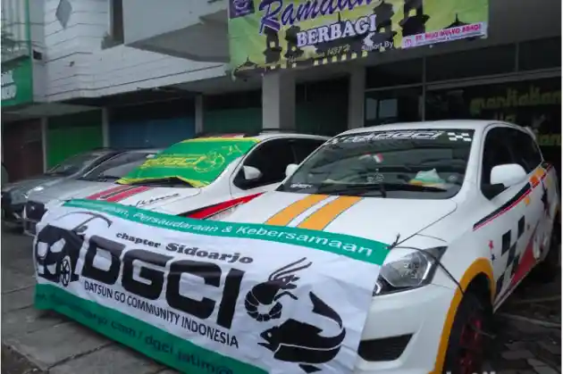 Foto - Komunitas Datsun Go dan Grey Car Community Berbagi Takjil