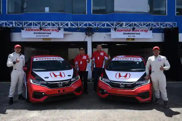 Foto - Honda Jazz Kembali "Disiksa" di Sirkuit Sentul Musim ini