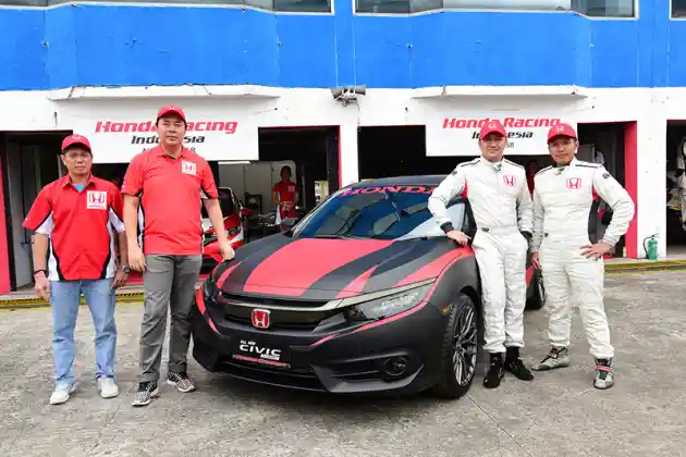 Foto - Honda Indonesia Perkenalkan Civic Turbo Racing Concept