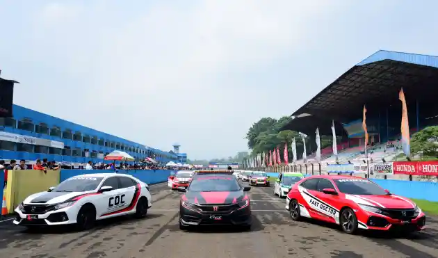 Foto - Honda Pamer Ketangguhan Civic Hatchback di Sirkuit, Tapi Bukan Untuk Balap