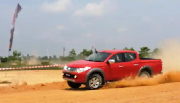 Foto - Mitsubishi All New Triton Diajak Berdansa Di Trek Speed Offroad