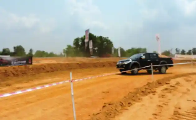 Foto - Mitsubishi All New Triton Diajak Berdansa Di Trek Speed Offroad