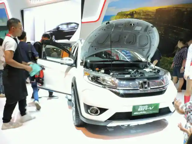 Foto - GIIAS Surabaya Auto Show Diserbu Pengunjung