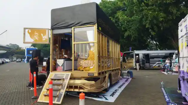 Foto - Isuzu Elf Paling Keren Se-Jawa, Bak Belakang Rasa Hotel Mewah Berjalan