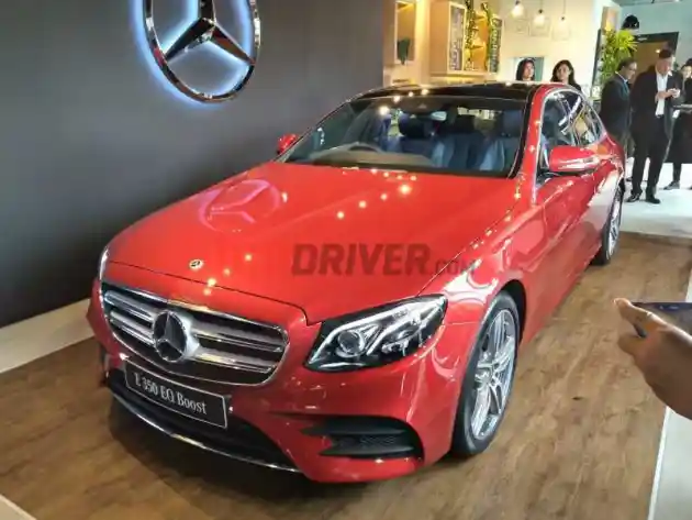 Foto - Mercedes-Benz E350 EQ Boost Meluncur, Sentuh Rp 1,5 Milyar