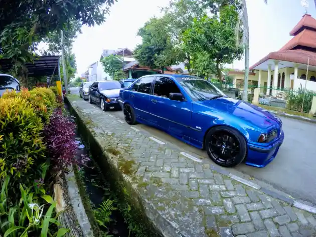 Foto - Para Pengguna Sedan BMW ini Ajak Anak-anak Yatim Konvoi