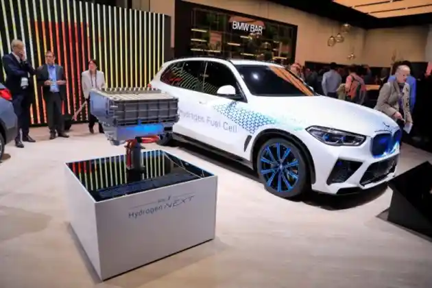 Foto - BMW Akan Luncurkan X5 "Beremisi" Uap Air