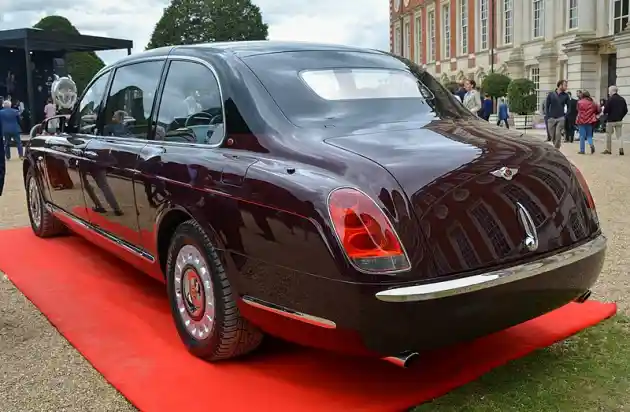 Foto - Bentley State Limousine Tunggangan Ratu Elizabeth II, Mobil Kenegaraan Termahal di Dunia