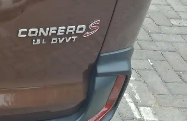 Foto - Emblem Wuling Confero Dikeluhkan Mudah Lepas