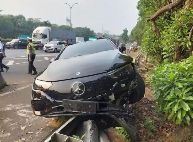 Foto - Komentar Mercedes-Benz Soal Fitur Lane Keep Assist Jadi Penyebab EQE Celaka