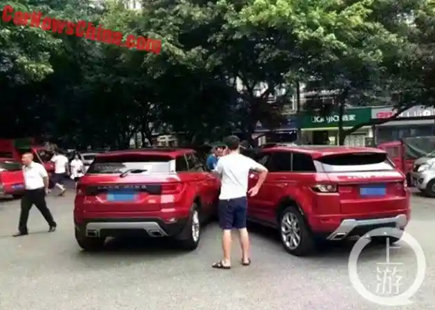 Foto - Range Rover Evoque Ditabrak Jiplakannya di Cina