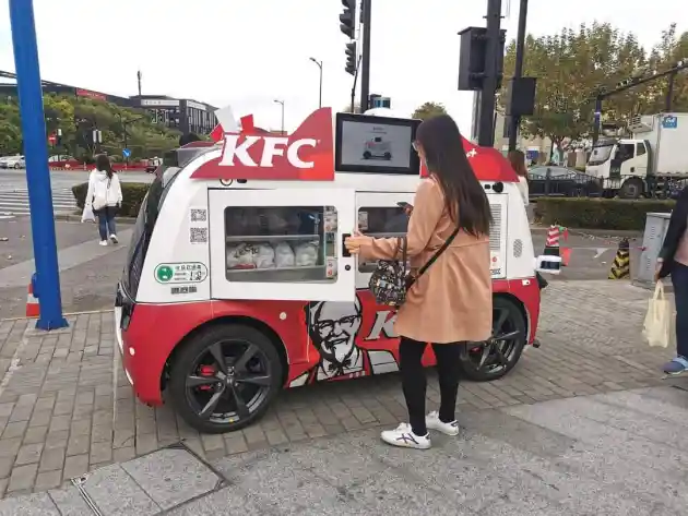 Foto - KFC Hadirkan 'Food Truck' Otonom Di Tiongkok