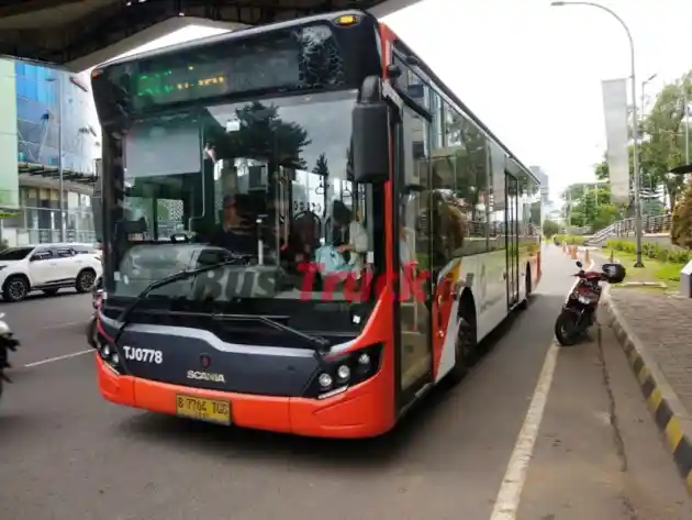 Foto - Jumlah Penumpang Transjakarta Tahun 2024 Naik Terus