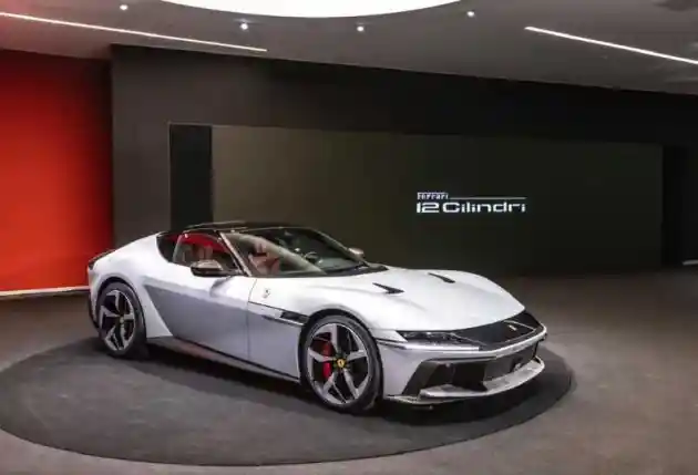 Foto - Ini Alasan Ferrari Tetap Kembangkan Mesin V12 di Era Elektrifikasi