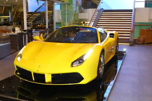 Foto - Butuh Waktu 6 Bulan Untuk Bisa Memiliki Ferrari 488 Spider