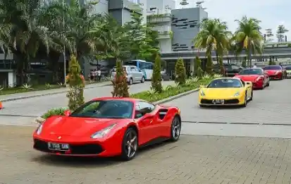 Foto - Ferrari Owners Club Indonesia Konvoi Ke Kampus Untuk Beri Inspirasi