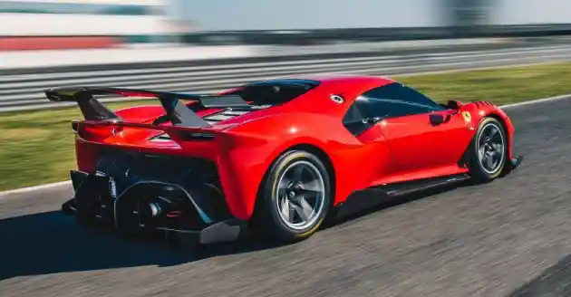 Foto - Ferrari Bangun Mobil Siap Balap Untuk Seorang Konsumen