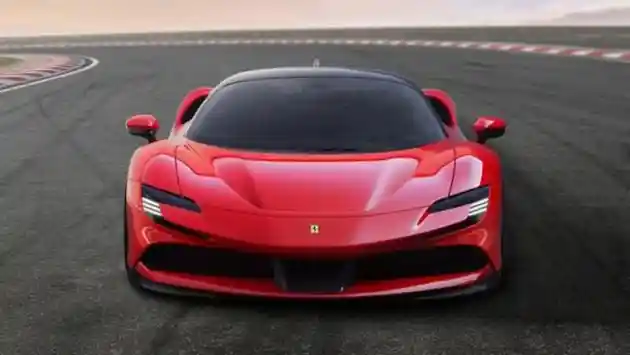 Foto - Mobil Hybrid Pertama Ferrari Harus Ditunda Kehadirannya