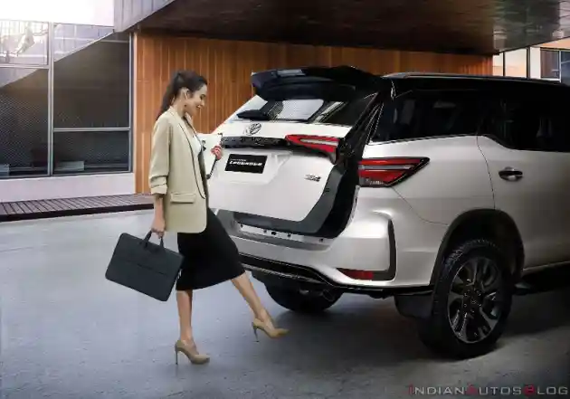 Foto - Lihat Lagi Fortuner Legender Berfitur Alphard (18 Foto)