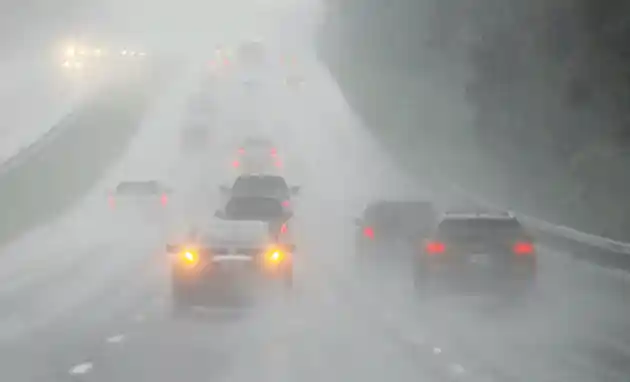 Foto - Jangan Lakukan Ini Saat Berkendara di Tengah Hujan