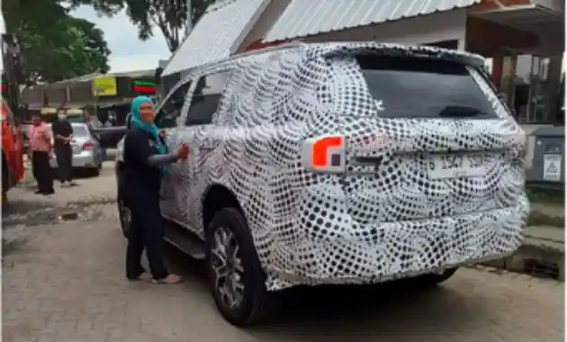 Foto - SPY SHOT: Ford Everest Generasi Terbaru Di Jalanan Indonesia