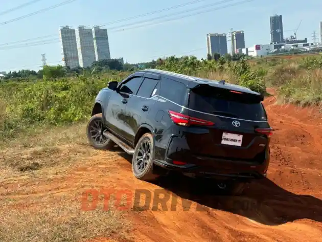 Foto - Ini Kata Off-Roader Indonesia Terhadap Peningkatan Suspensi Toyota Fortuner Facelift 2024